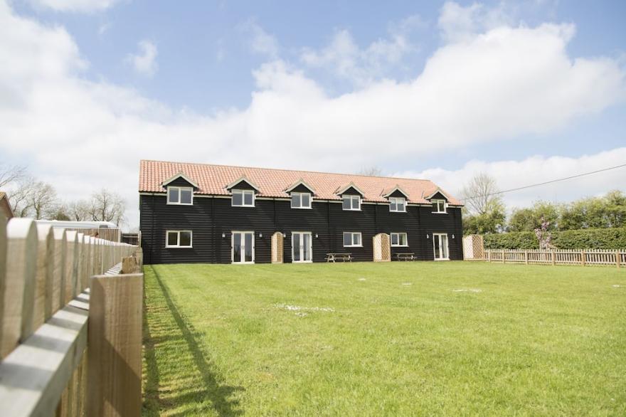 Sleeps 10! New Cottages With Pool, Sauna & Gym, In Scenic Norfolk Countryside!