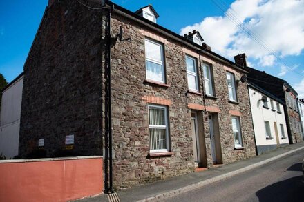 Spacious 4 bedroom holiday home in Central Laugharne, SW Wales