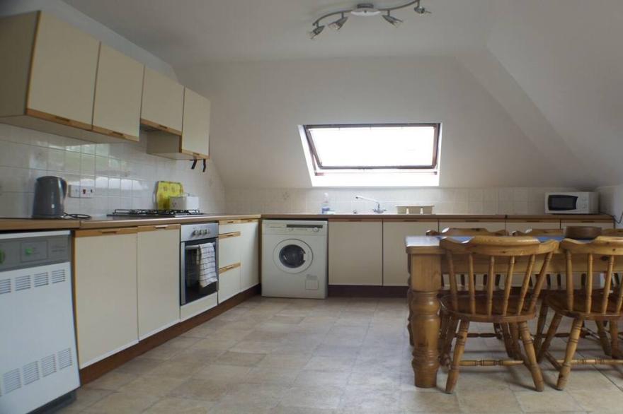 Very spacious loft apartment (sleeps 6) nr beach/town, beach hut available