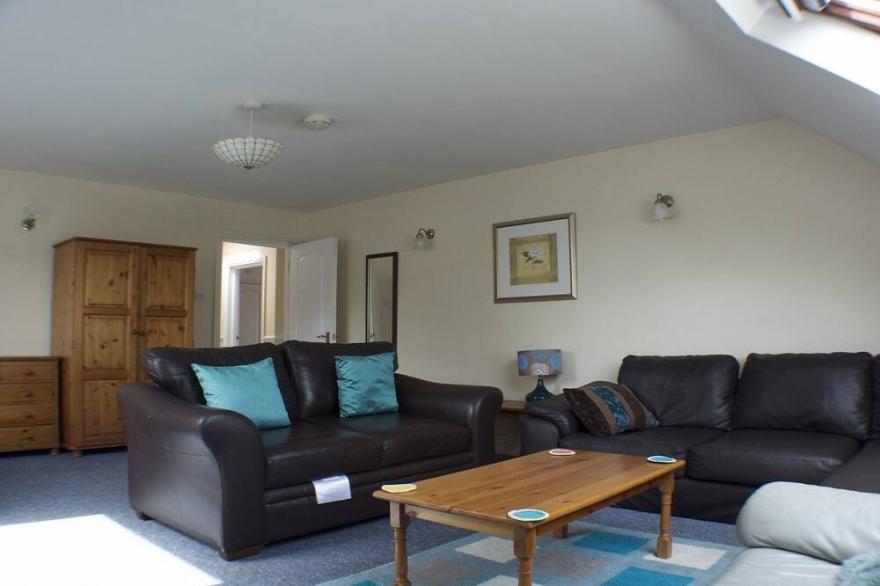 Very spacious loft apartment (sleeps 6) nr beach/town, beach hut available