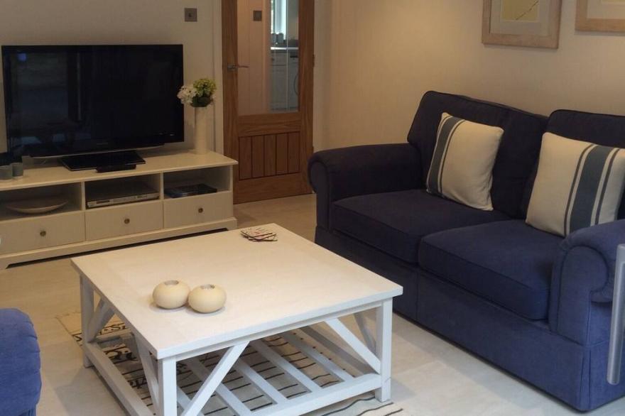 Refurbished Contemporary Garden Apartment - with large sunny patio and parking
