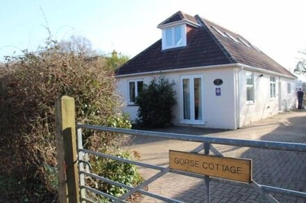 New Forest cottage, sleeps up to 10. Looks directly on to the Forest