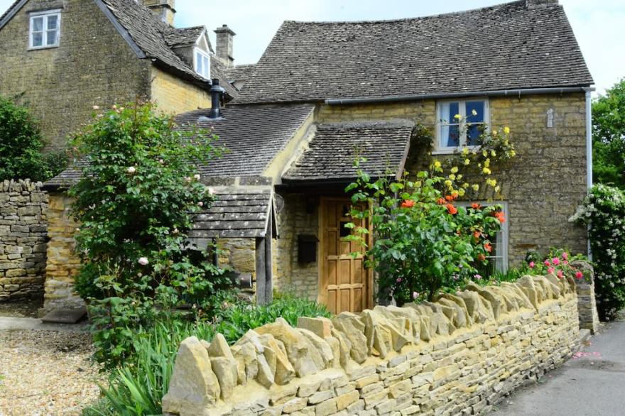 Characterful 16th Century Cottage, Off Street Parking, 2 Min Walk To Village!
