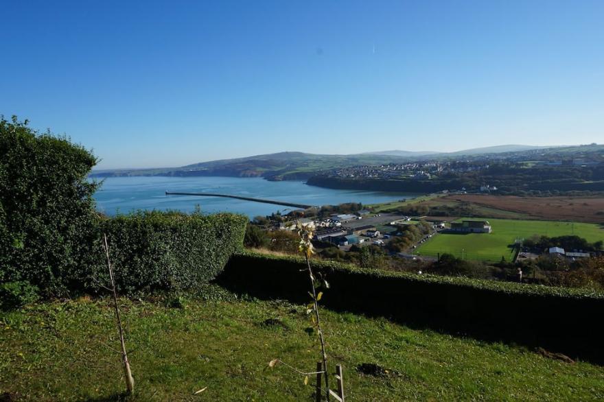 Brynsior, Chalet on the hill in Goodwick with stunning sea view