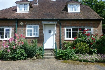 Charming detached cottage in peaceful, rural setting with woodland & ponds