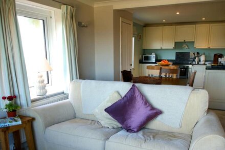 Delightful 3 bedroom Salcombe apartment with breathtaking views and free parking