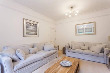 Quiet, stylish, 2BR/2-bath flat near Sandbanks, 3 mins to beach, sleeps 4+2