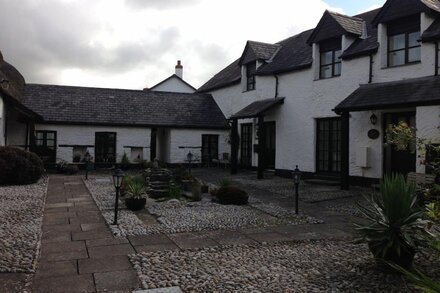 Courtyard Cottage In Wrafton, Braunton, North Devon England