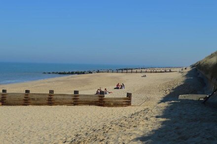 Seal Cottage, Horsey.  Walk to Horsey’s sandy beach, ‘seals’ & Norfolk Broads