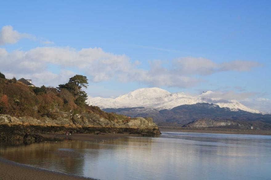 Quirky cottage for two near coastal footpath at Borth y Gest