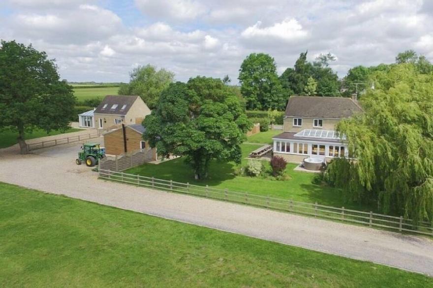 The Cotswold Manor Vineyard, Exclusive Hot Tub, Games Barn, 70 Acres Of Parkland