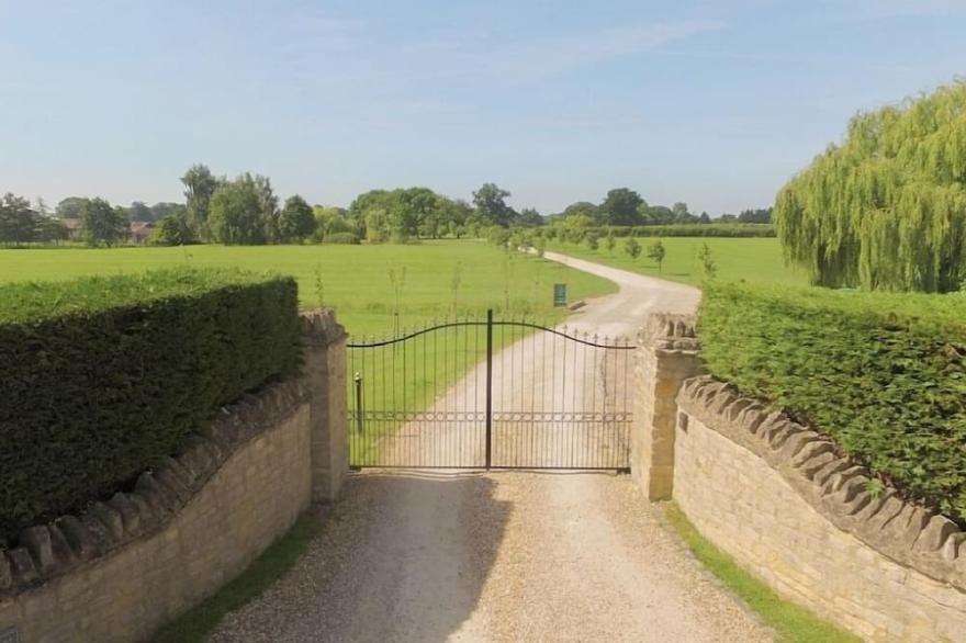 The Cotswold Manor Cottage, Exclusive Hot Tub, Games Barn, 70 Acres Of Parkland