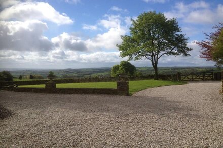 Luxury Cottage, stunning views, in 31 acres of private land. Close to Chatsworth