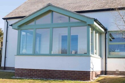 BEUDY GWYN COTTAGE. Pet Friendly. Large enclosed garden. Stunning Sea Views!