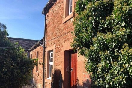 Cosy Cottage, Full Of Character Situated Along A Woodland Drive