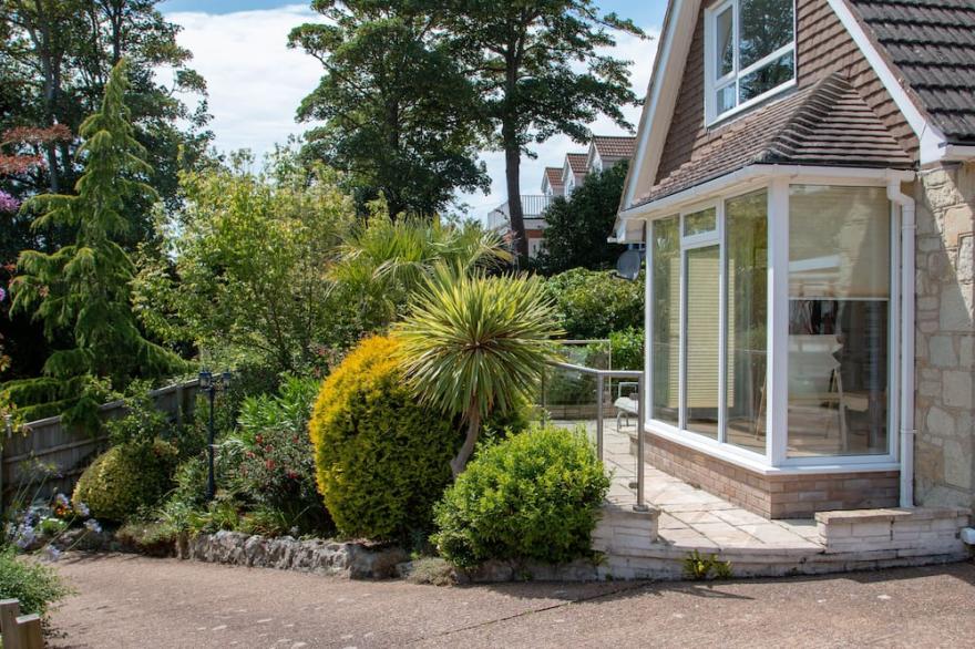 Large Holiday Cottage In Ventnor With Beautiful Gardens And A Seaview
