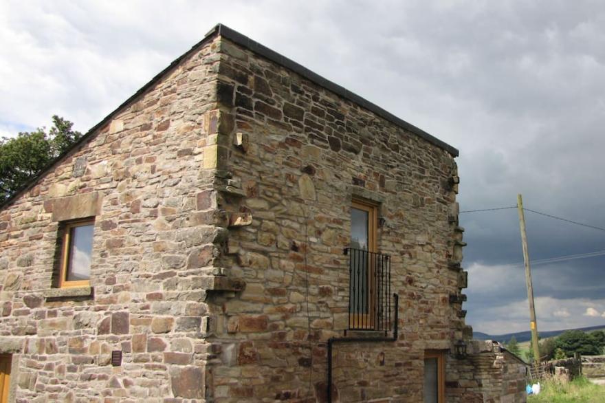 Beautifully renovated traditional stone barn cottage.family and pet friendlyWiFi