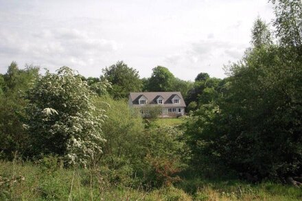 Modern 4 Bedroom Country House with 1 acre gardens