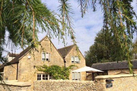 Stunning Interior Designed 2 bedroom House in the center of Chipping Campden