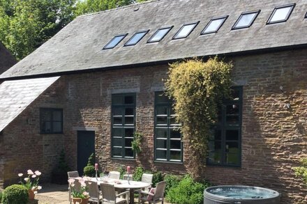 Luxury Barn Conversion sleeps 11 in idyllic Herefordshire countryside