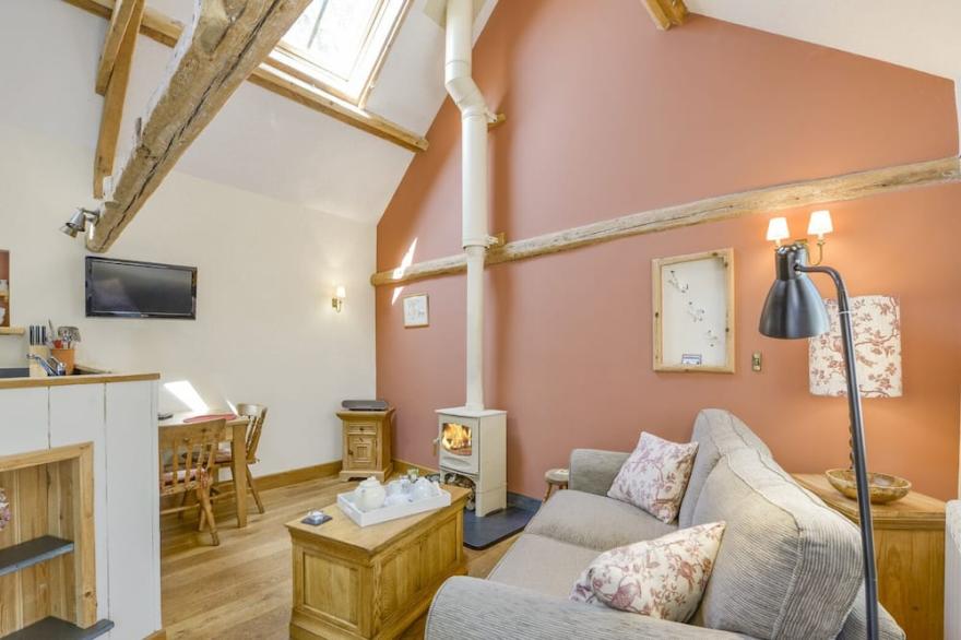 THE LINNEY, pet friendly, with open fire in Littleham, North Devon