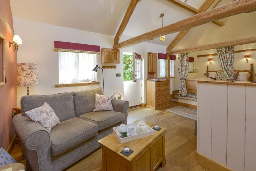 THE LINNEY, pet friendly, with open fire in Littleham, North Devon
