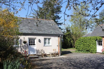 THE LINNEY, pet friendly, with open fire in Littleham, North Devon