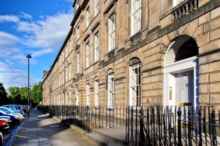 Beautiful 2-bedroomed 1800s apartment in fabulous central Edinburgh - sleeps 4