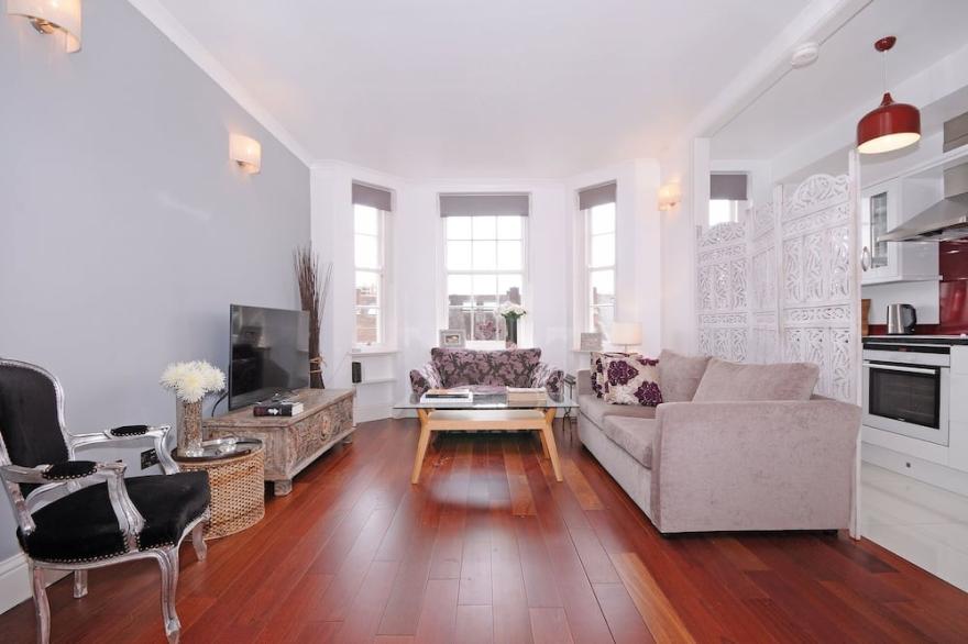 WONDERFUL ONE BEDROOM APARTMENT OFFERING CONTEMPORARY LIVING IN HYDE PARK II