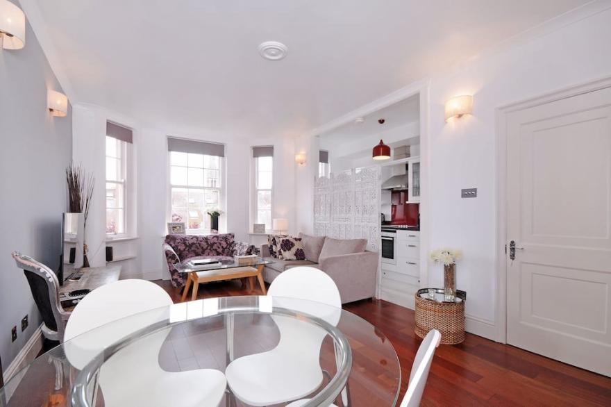 WONDERFUL ONE BEDROOM APARTMENT OFFERING CONTEMPORARY LIVING IN HYDE PARK II
