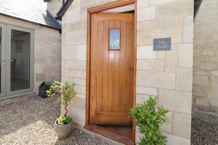 THE NOOK, pet friendly, luxury holiday cottage in Painswick