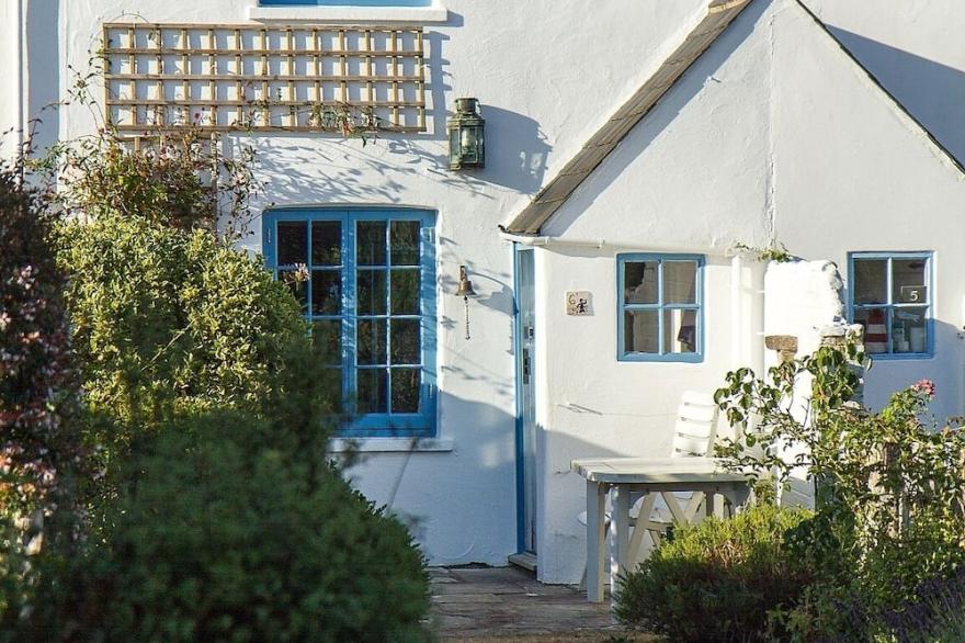 Beautiful Harbors Listed Coastguard Cottage, Snowhill, Westwittering