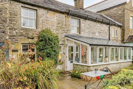 IVY COTTAGE, pet friendly, with open fire in Earl Sterndale