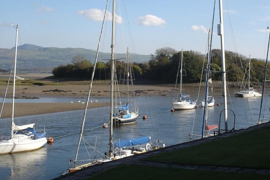 Harbour-Side Apartment In Porthmadog With Stunning Views