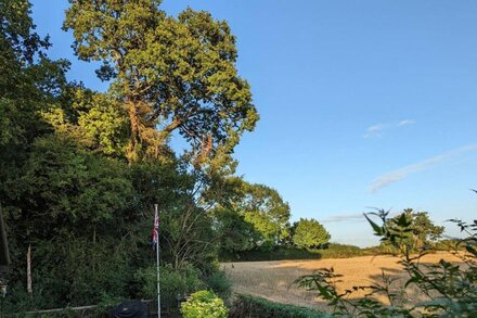 Stunning views quiet location, hot tub, Sky, al fresco dining