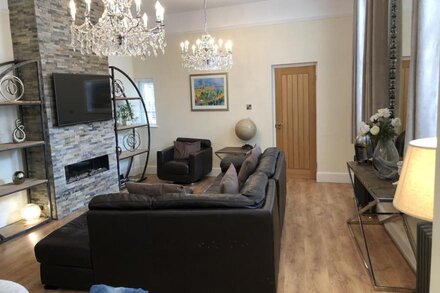 Fab Townhouse Within Bar Walls, short Walk to River & City. Parking for 2 cars.