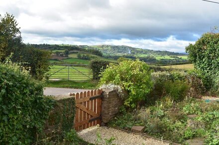 Charming country cottage; 360 degree views; family-friendly