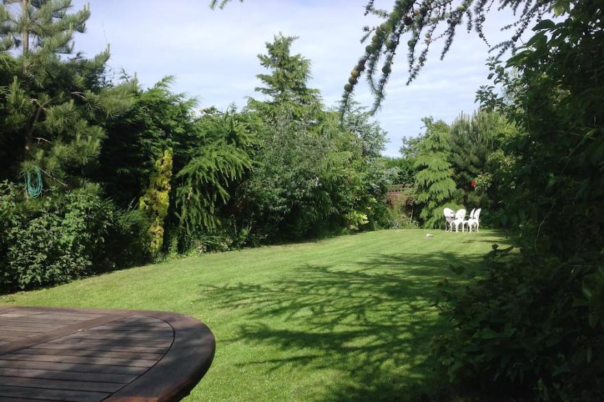 Flamborough Cottage with large private garden and  parking, pets welcome.<br>Wifi .