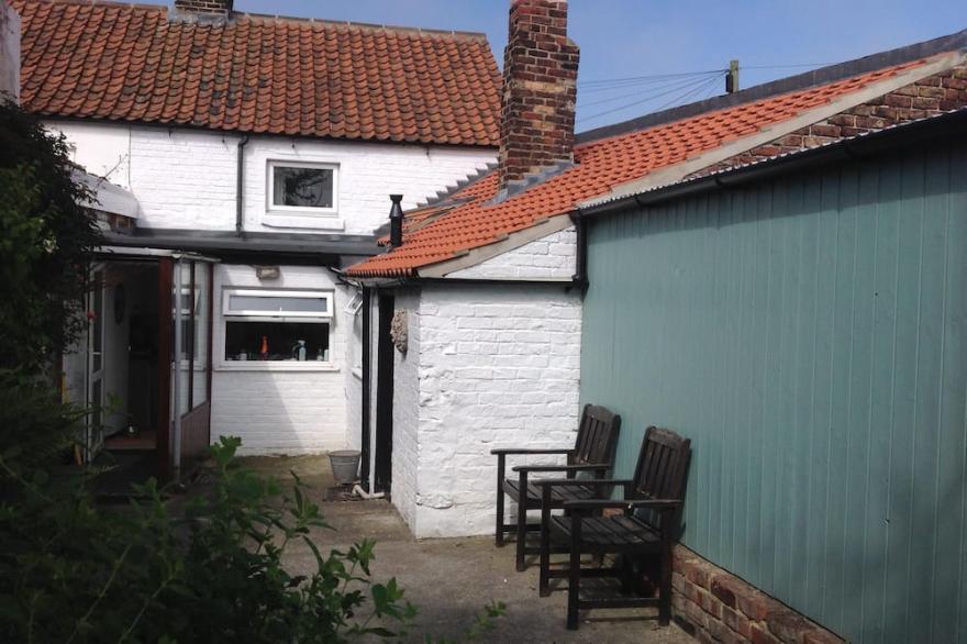 Flamborough Cottage with large private garden and  parking, pets welcome.<br>Wifi .
