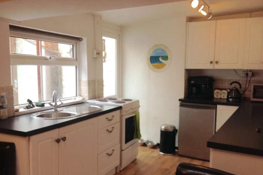 Flamborough Cottage with large private garden and  parking, pets welcome.<br>Wifi .