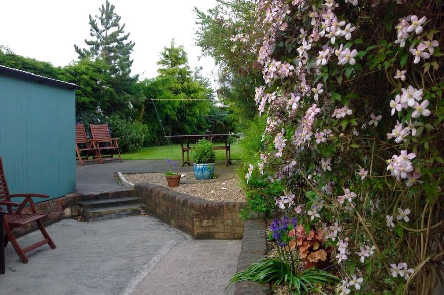 Flamborough Cottage with large private garden and  parking, pets welcome.<br>Wifi .
