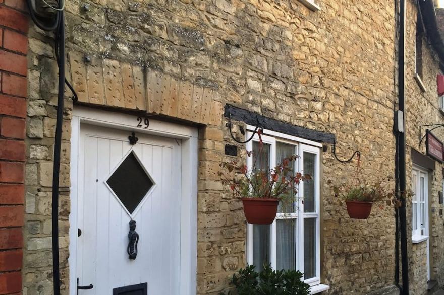 Sleeps 5. A Modernised 17C Cottage In The Centre Of The Historic Town Of Woodsto