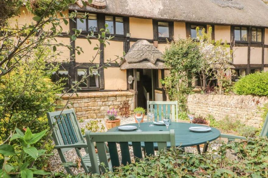 THE OLD CIDER PRESS, character holiday cottage in Broadway