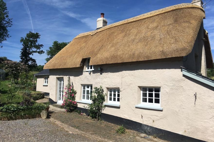 The Thatched House, Dartmoor - Stunning Gardens - Hot Tub Now Available!