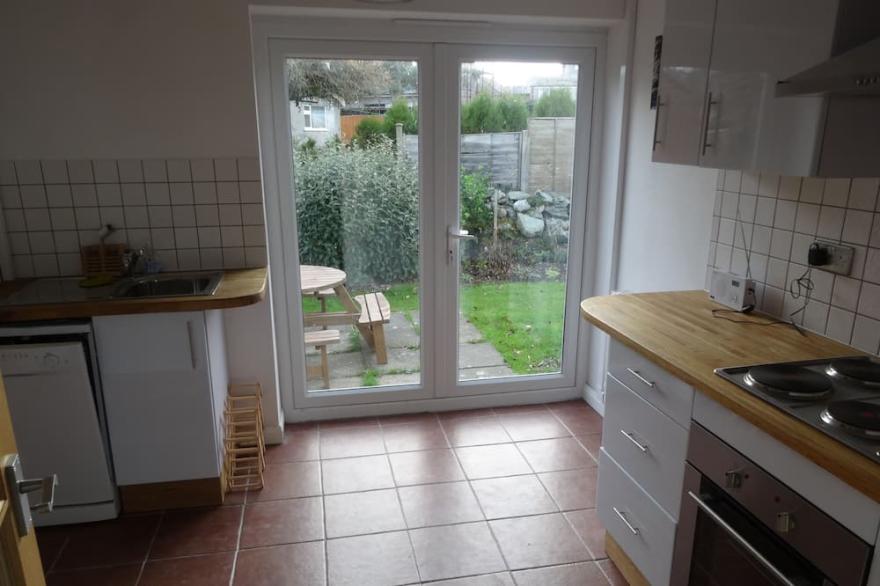 Trearddur Bay Cottage, 400m from beach, 3 bedrooms, sleeps 6, Sunny and quiet