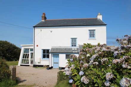 Holiday cottage with beautiful views over the Cornish sea