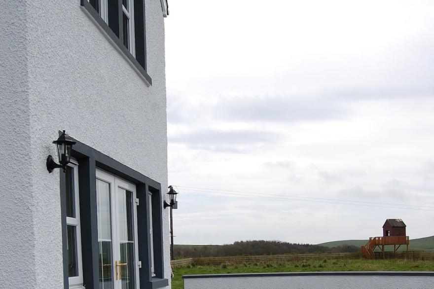 Luxury Cottage In A Scottish Coastal Location With View Over Rolling Countryside