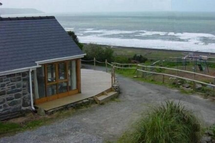 5 Star Luxury barn conversion overlooking the sea in North Wales (sleeps 2)