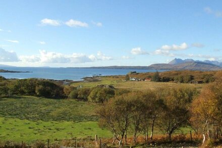 COSY MODERN COTTAGE, GLORIOUS SEA & MOUNTAIN VIEWS.