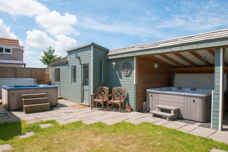 Beautifully Modernised Farmhouse w/2 Hot Tubs & Annex, Games Room, Sleeps  26